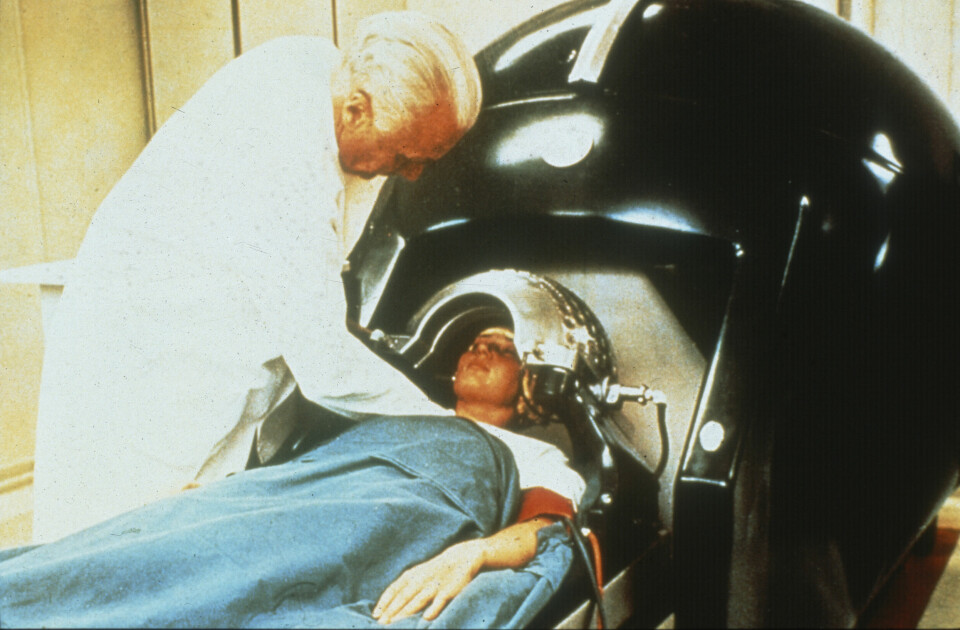 Professor Lars Leksell under behandling av en patient med den första Gammakniven på Sophiahemmet i Stockholm.