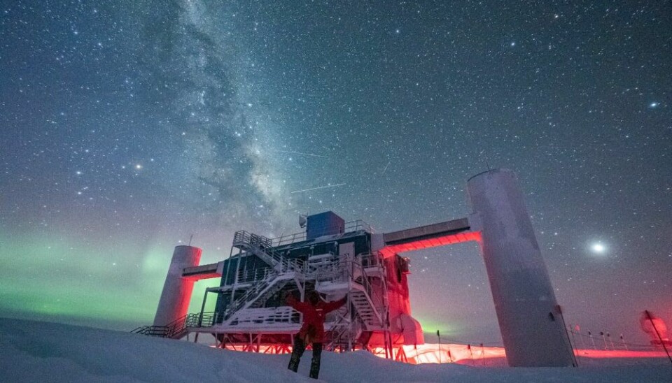 Ett stort observatorium på Antaktis och natthimlen.