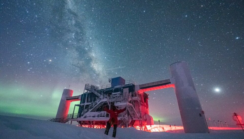 Icecube på Antarktis. Ett stort observatorium på Antaktis och natthimlen.