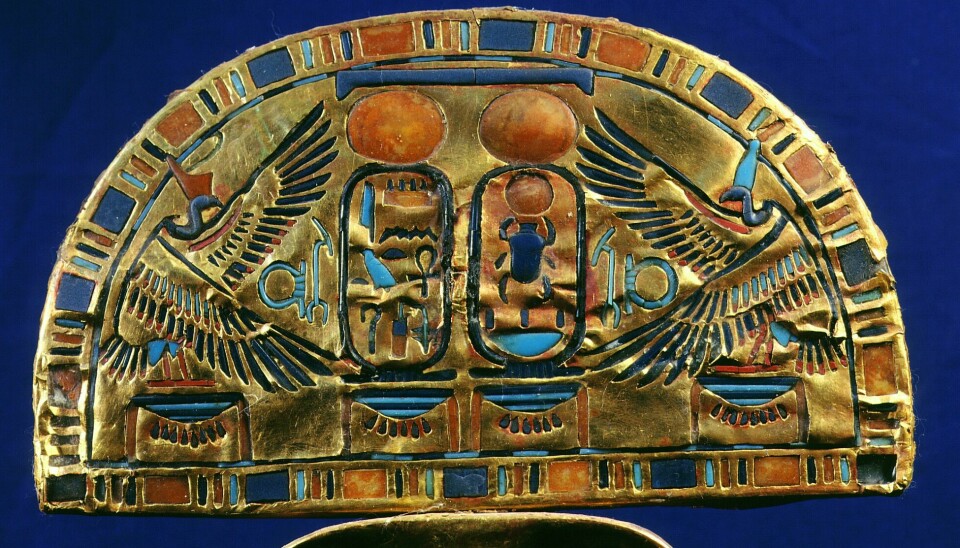 Detaljer i ”Den gyllene solfjädern” som hittades i egyptiska faraon Tutankhamons grav. Den var dekorerad med bladguld och färgat glas. Tutankhamon levde cirka 1 341 till 1 323 före vår tideräkning.