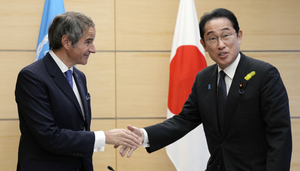 IAEA-chefen Rafael Grossi skakade hand med Japans premiärminister Fumio Kishida under tisdagen. IAEA-chefen Rafael Grossi skakade hand med Japans premiärminister Fumio Kishida under tisdagen.