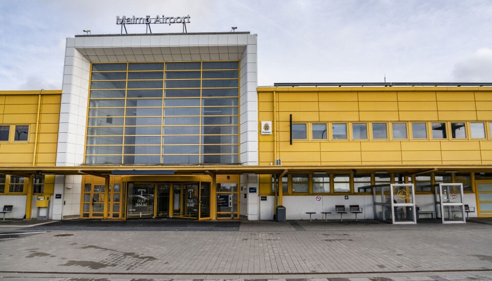 En fullskalig modell av det svenskdesignade regionala elflygplanet ES-19 ska tas fram för att sedan testas och demonstreras vid Malmö Airport. Arkivbild. En gul och vit byggnad