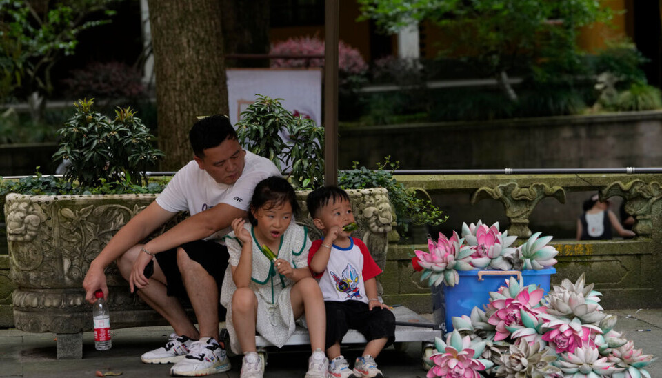 Barn svalkar sig i skuggan i Hangzhou i östra Kina. Barn svalkar sig i skuggan i Hangzhou i östra Kina.