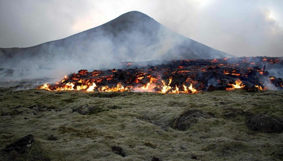 lava kommer ut ur en vulkan.