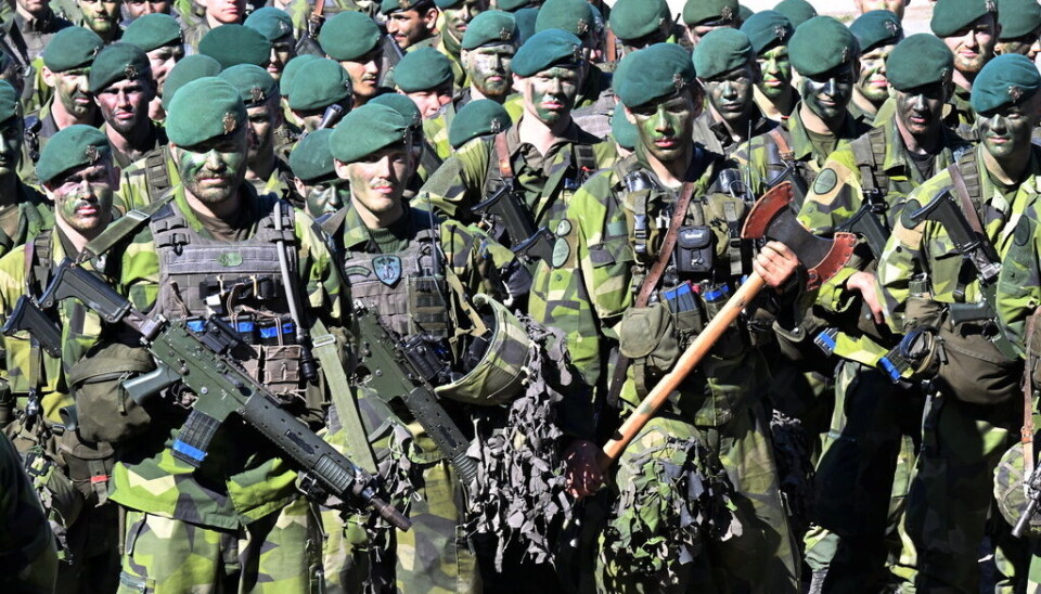 Svenska soldater ur 5:e amfibiebataljonen står uppställda under militärövningen Aurora 23. Arkivbild. Soldater