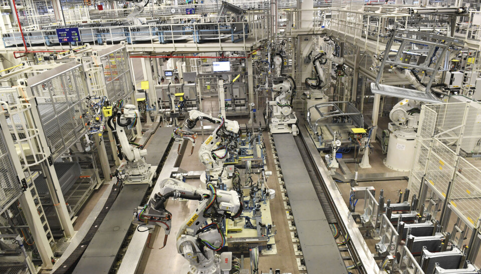 Scanias fabrik i Oskarshamn för lastbilshytter. Fabrik med industrirobotar.
