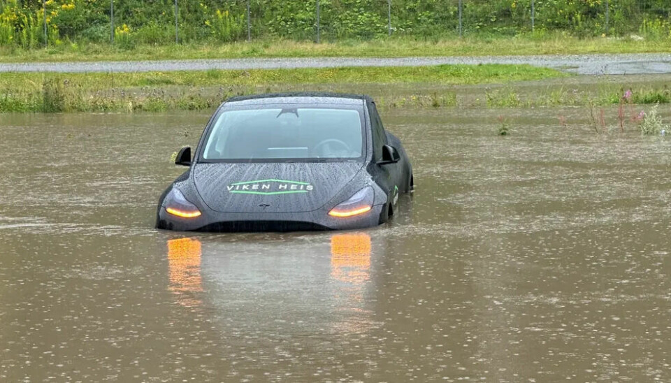 Tesla Model Y står i vatten