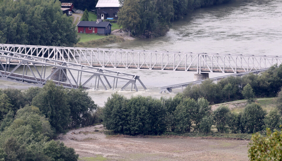 Järnvägsbron över Gudbrandsdalslågen bröts av under måndagen.