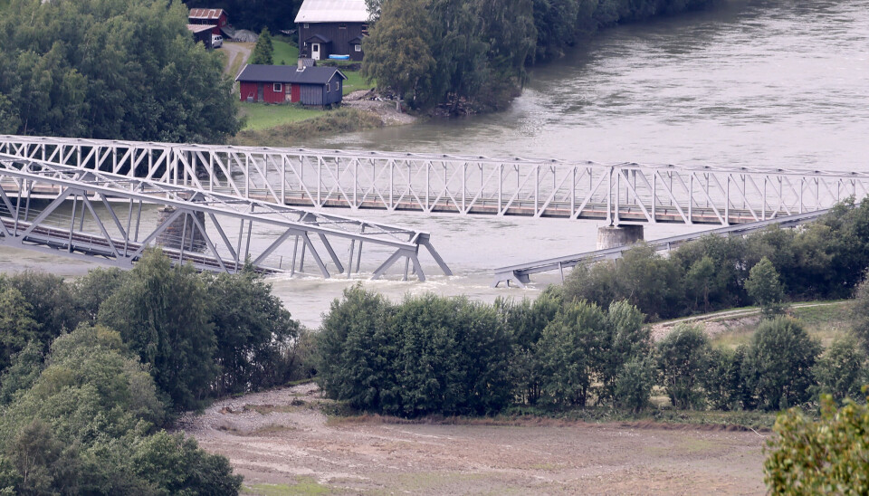 Järnvägsbron över Gudbrandsdalslågen bröts av under måndagen. Järnvägsbron över Gudbrandsdalslågen bröts av under måndagen.