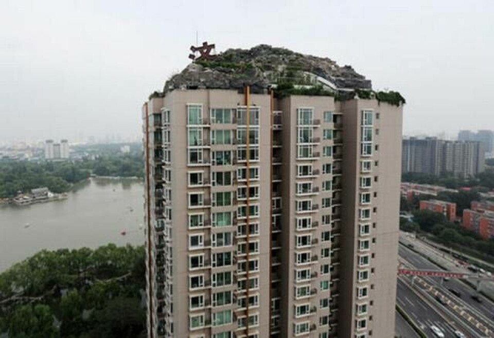 1. På taket till 26-våningshuset i Beijing har det 'vuxit' upp ett berg. Foto: Scanpix