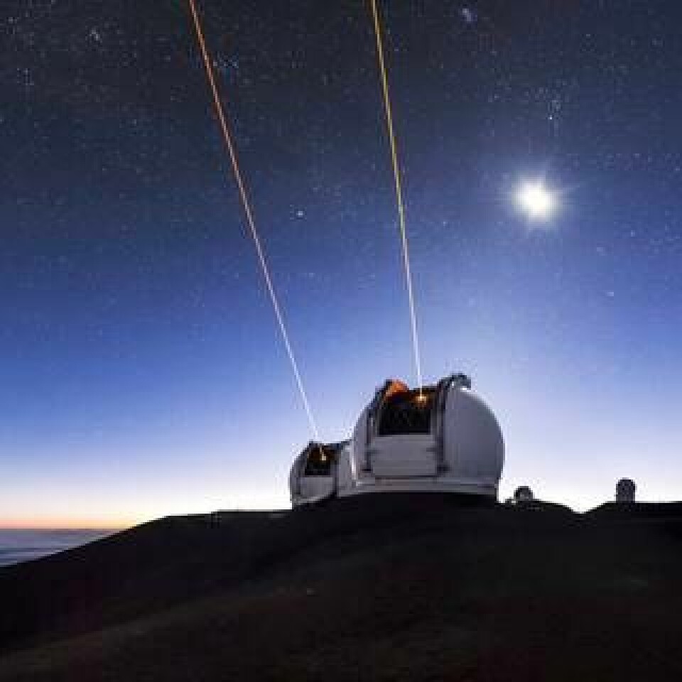 Laserstrålarna som kommer från Keck-observatoriets två teleskop används för att skapa artificiella guide-stjärnor. Genom att fokusera på artificiella guidestjärnor kan teleskopen kalibreras så de tar bort atmosfäriska förvrängningseffekter vid observationer. Foto: Science Photo Library