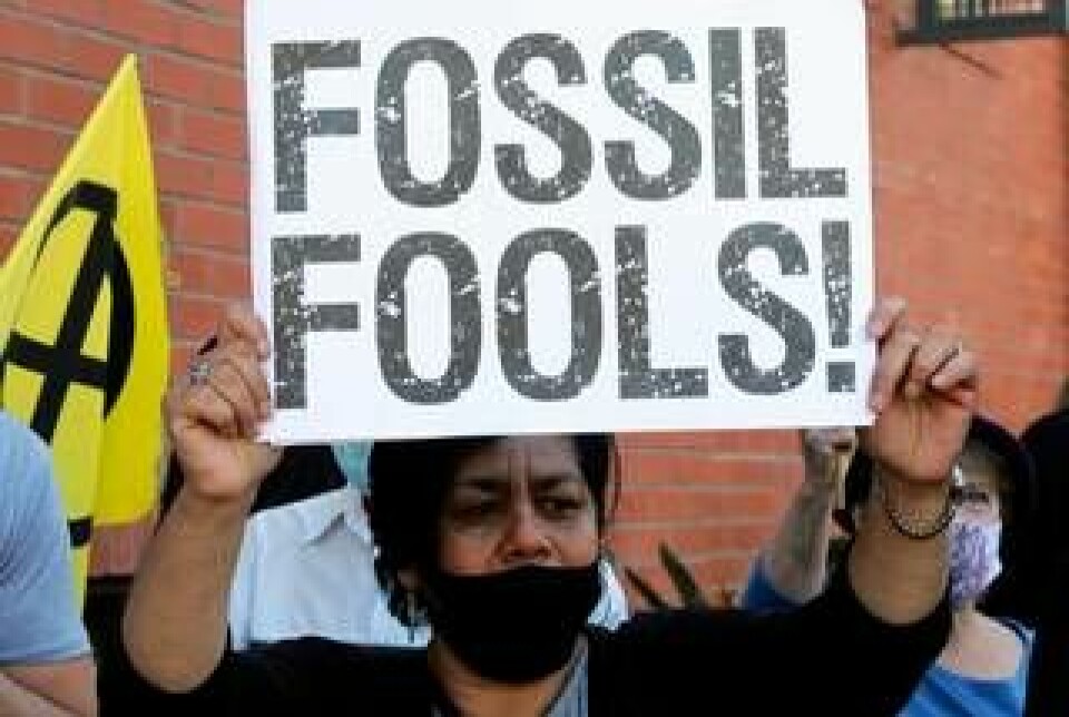 Klimataktivist i Sydafrika protesterar mot användandet av fossila bränslen Spänningarna i världen lär öka i takt med att planeten bli varmare. Arkivbild. Foto: Nardus Engelbrecht/AP/TT