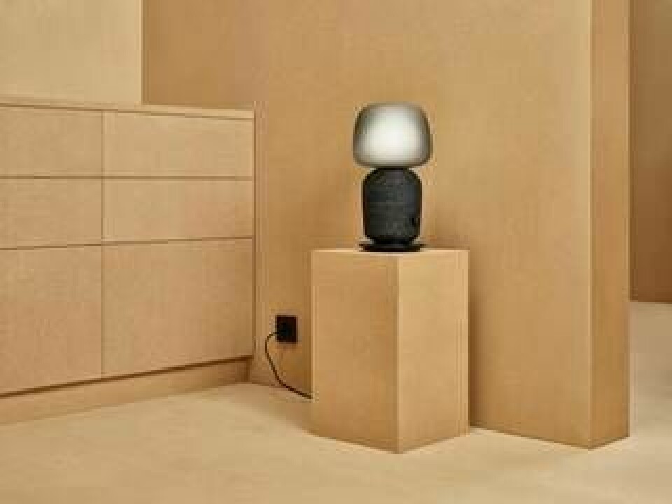 Mest iögonfallande, rent designmässigt, är Symfonisk bordslampa. Förutom att sprida ljus i dit hem kan denna pjäs alltså också kan spela upp ljud och musik. Foto: Ikea