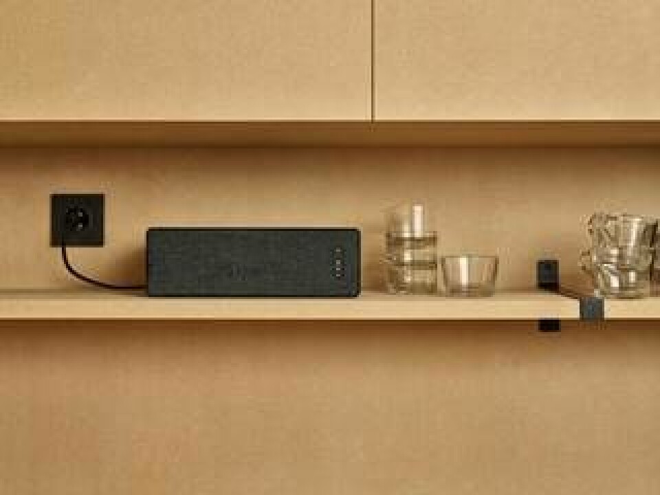 Ikea Symfonisk bokhyllehögtalare ser å sin sida mer ut som många av konkurrenternas högtalarsystem. Högtalaren kan väggmonteras, placeras på ett ställ - eller som här: bara placeras rakt och ner på en annan hylla. Foto: Ikea
