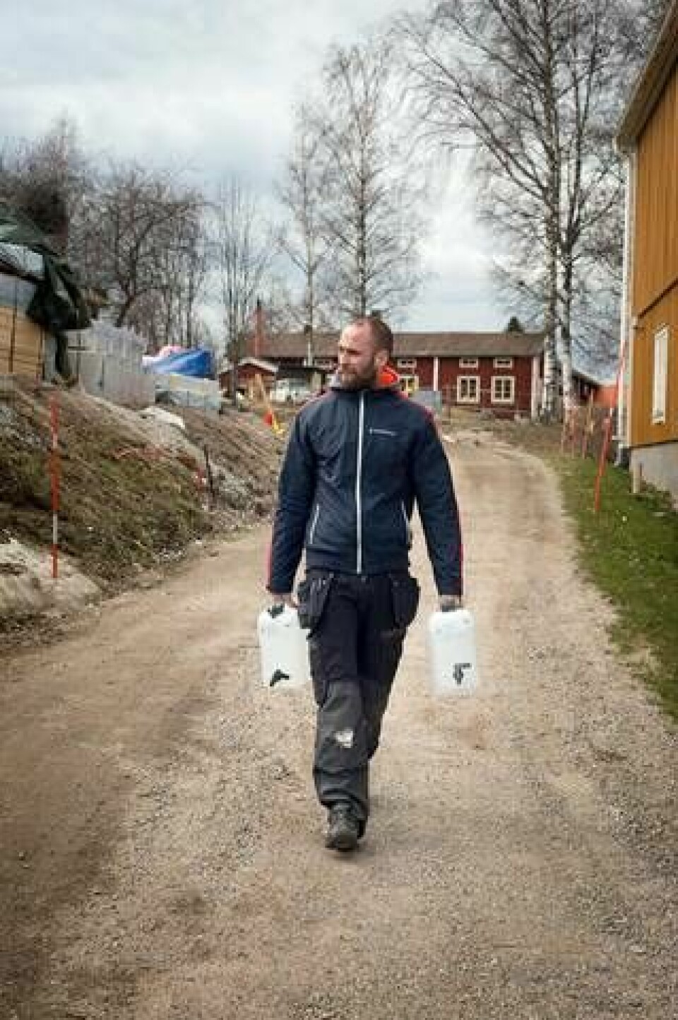 Magnus Jonsson i Hamre har kånkat vatten i dunkar under lång tid. Foto: Sandra Charina Lundin