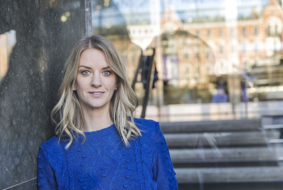 Maria Landeborn vid Danske bank. Arkivbild. Kvinna med blå tröja och ljust hår.