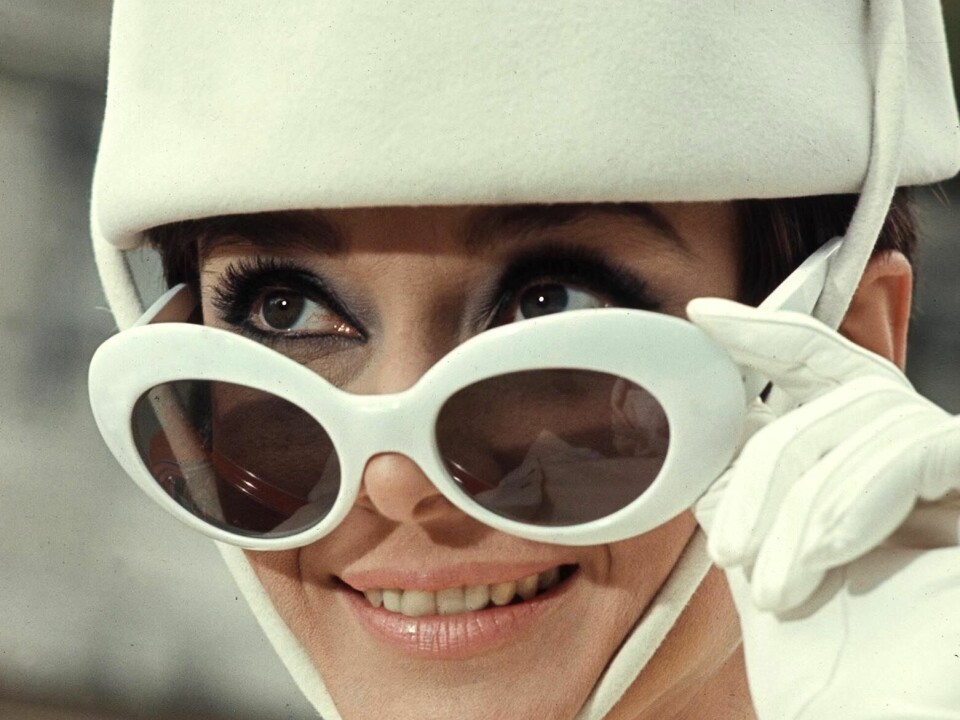 Möjligheten att masstillverka solglasögon öppnade för det stora genombrottet för det som en gång var träsnidade skydd mot snöblindhet. Men det var med modeindustrin de gjordes synliga, som via skådespelaren Audrey Hepburn.