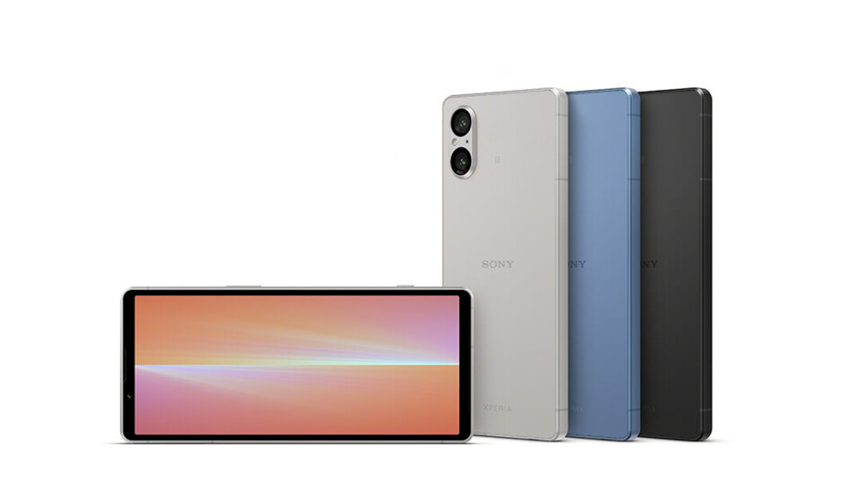 Kan nya Xperia 5 Mark V vända trenden för Sony på den globala mobilmarknaden? Fyra mobiltelefoner på rad. Den första ligger på långsidan, och resterande tre står på högkant.