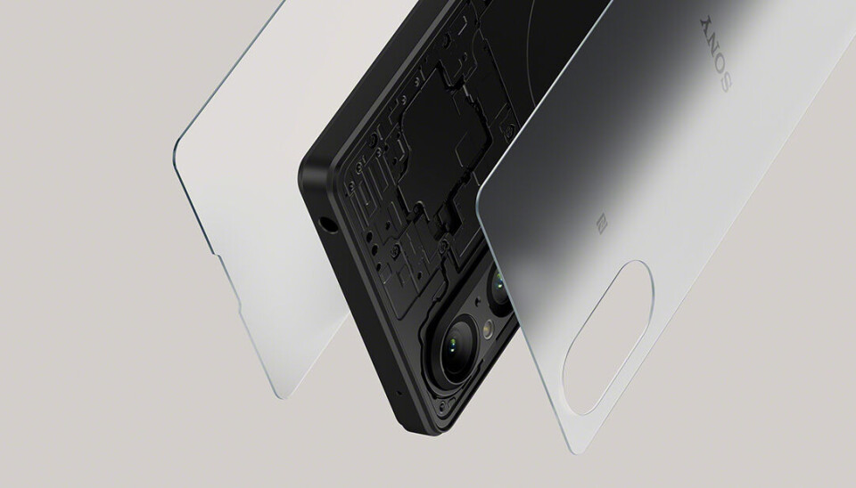 Förstärkt skyddsglass (Gorilla glass victus 2) på fram- och baksidan ska göra Sonys nya telefon reptåligare än någonsin. En svart smart mobiltelefon med lager av förstärkt skyddsglass på fram- och baksidan.