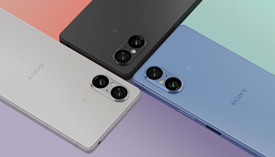 Sony Xperia 5 Mark V kommer i tre färger. Tre mobiltelefoner ligger i vinkel mot varandra. Den första är svart, den andra vit och den tredje blå.