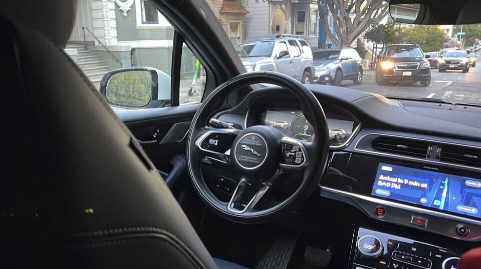 Taxibilarna från Waymo är helt självkörande. En rad incidenter har dock inträffat, enligt San Franciscos brandförsvar ett 60-tal sedan april 2022. Taxibilarna från Waymo är helt självkörande. En rad incidenter har dock inträffat, enligt San Franciscos brandförsvar ett 60-tal sedan april 2022.