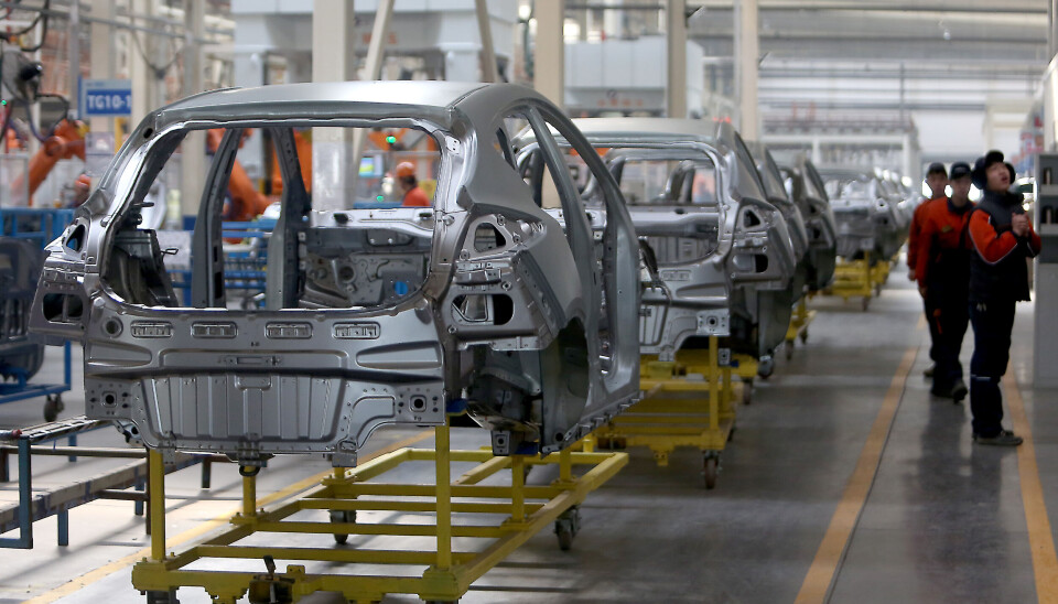 En Geely-fabrik i Taiyuan, i Shanxi-provinsen i norra Kina. Bilfabrik med bilchassin på rad.