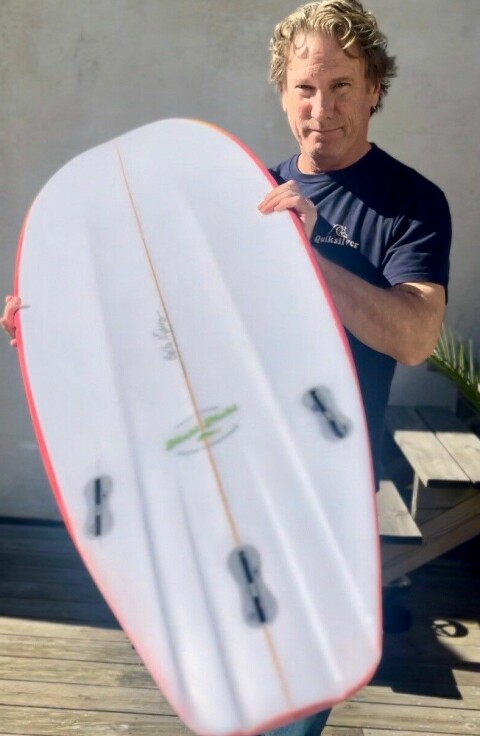 Calle Nyberg med en handgjord surfbräda för egna märket Mahi Mahi Surfboards.
