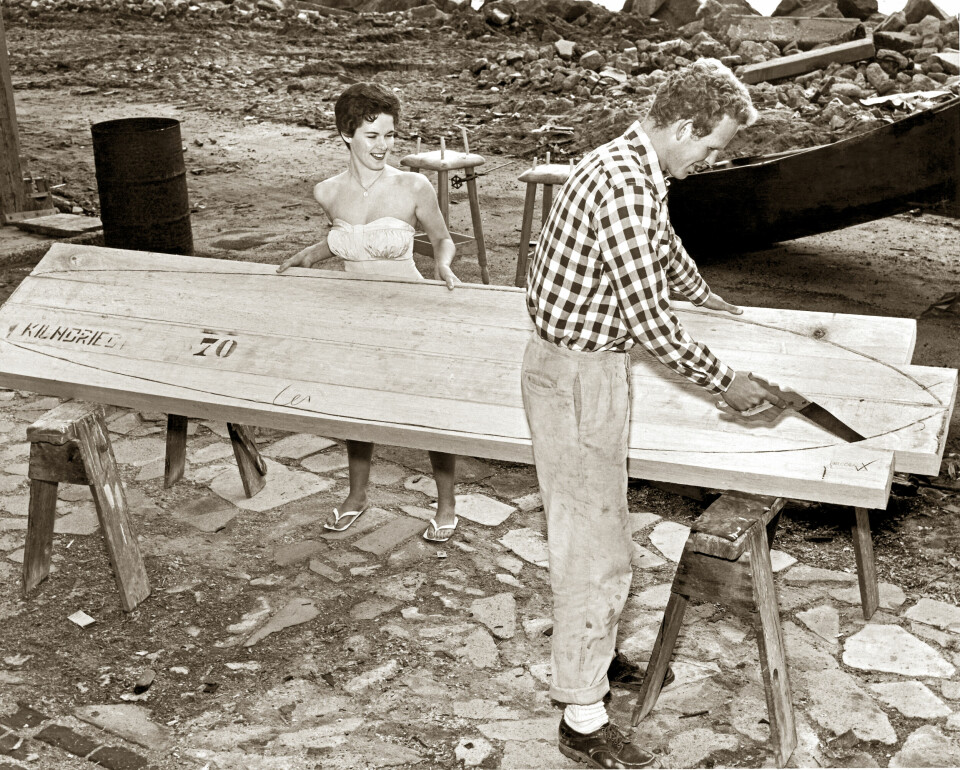På 1940- och 50-talet tillverkades surfbrädor av balsaträ. Nuförtiden används i stället en kärna av polystyren eller polyuretan.