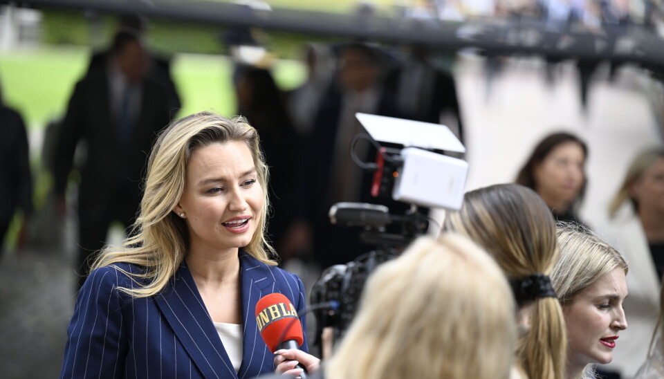 Ebba Busch (KD), energi- och näringsminister, inför riksmötets öppnande. Kvinna med blont hår som pratar framför en röd mikrofon