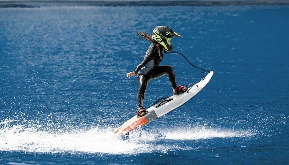 Med batterier väger den 168 cm långa surfbrädan 40 kg. Med batterier väger den 168 cm långa surfbrädan 40 kg.