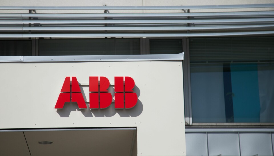 Röda bokstäver ABB på en vit fasad.
