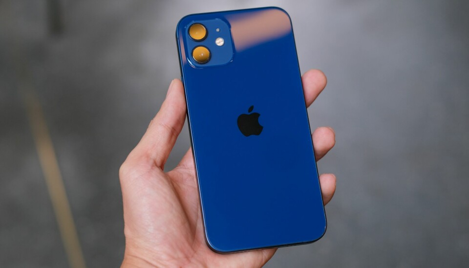 En hand som håller en blå Iphone.