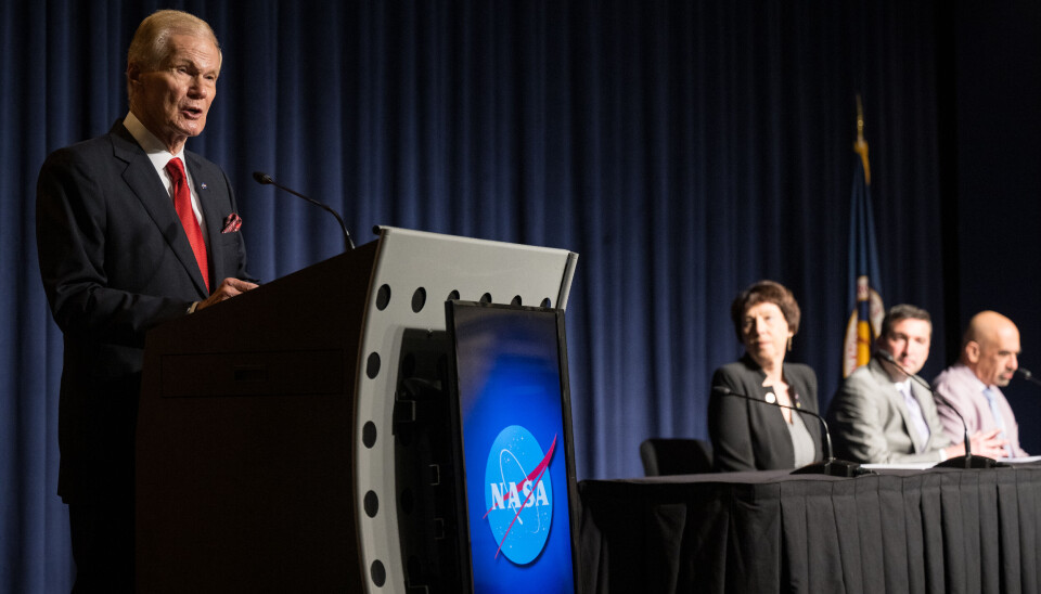 Bill Nelson under Nasas presskonferens om ufo-frågan. en man under en pressträff