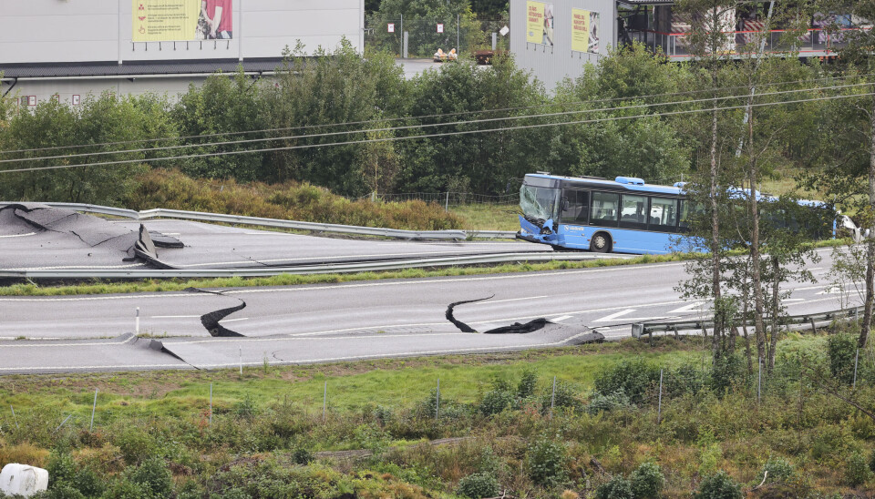 STENUNGSUND 20230923 E6 vid Stenungsund är avstängd i båda riktningarna efter att ihållande regn har orsakat ett stort slukhål som flera bilar och en buss åkt ned i. Tre personer uppges vara skadade.Foto: Adam Ihse / TT / kod 9200 STENUNGSUND 20230923 E6 vid Stenungsund är avstängd i båda riktningarna efter att ihållande regn har orsakat ett stort slukhål som flera bilar och en buss åkt ned i. Tre personer uppges vara skadade.Foto: Adam Ihse / TT / kod 9200