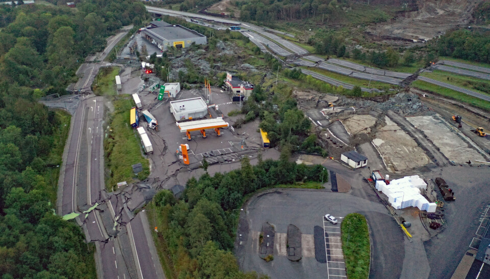 E6 vid Stenungsund är avstängd i båda riktningarna efter att ett stort slukhål har skurit av vägen. E6 vid Stenungsund är avstängd i båda riktningarna efter att ett stort slukhål har skurit av vägen.