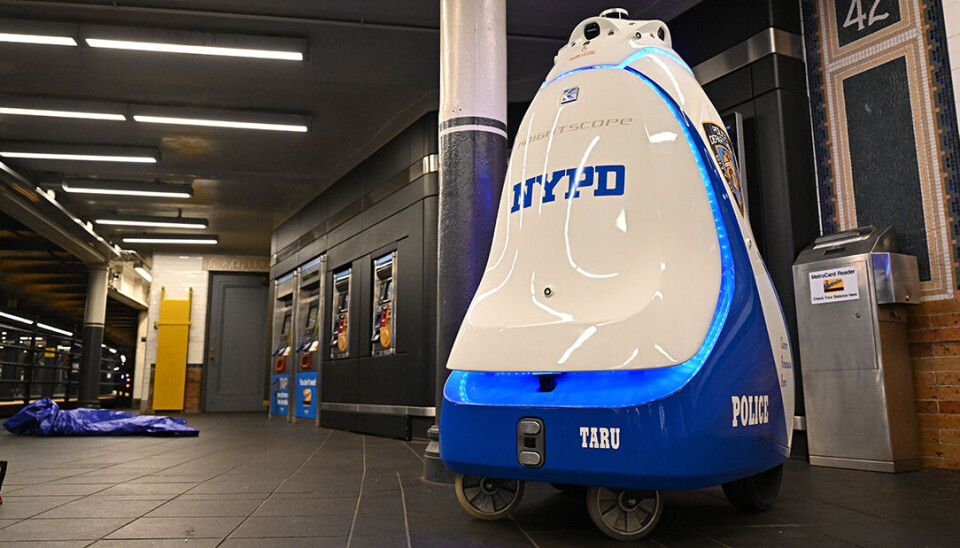 Ny sheriff i stan. Den femhjulade polisroboten K5 börjar snart övervaka Times Squares tunnelbanestation nattetid. En äggformad robot fotograferad snett underifrån.