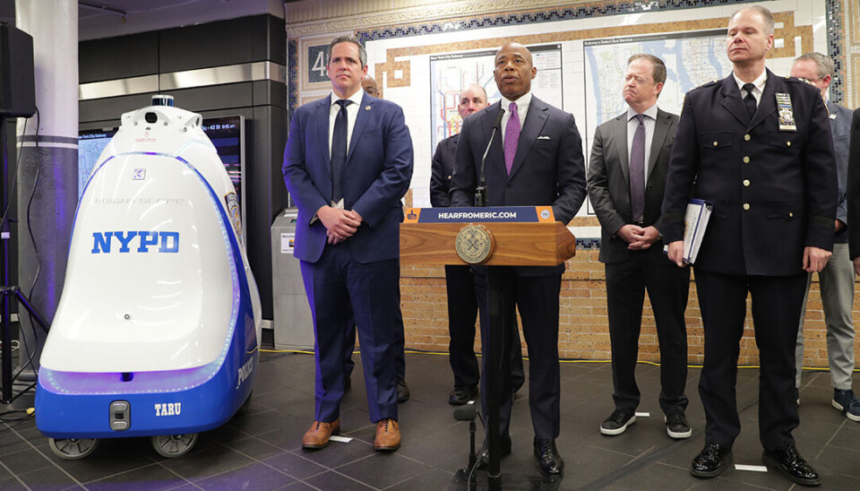 New Yorks borgmästare Eric Adams, vid talarpodiet, hoppas att K5 ska kunna öka säkerheten – samtidigt som stadens poliskår kan kapa kostnaderna. En man står vid ett talarpodium under en presskonferens i New Yorks tunnelbana.