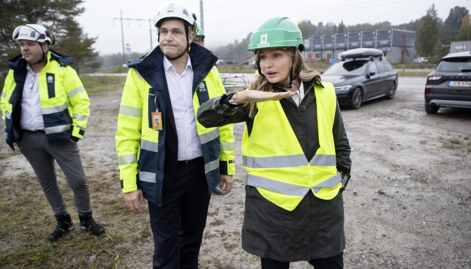 Energi- och näringsminister Ebba Bush (KD) och Roger Östlin, vd för Biorefinery Östrand, vid en rundvandring på SCA i Timrå. Energi- och näringsminister Ebba Bush (KD) och Roger Östlin, vd för Biorefinery Östrand, vid en rundvandring på SCA i Timrå.