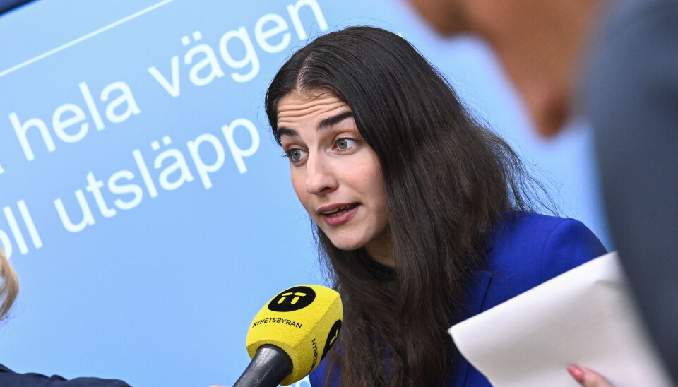 Klimat- och miljöminister Romina Pourmokhtari (L) vill ta bort hinder för ny kärnkraft. Arkivbild. Kvinna med långt mörkbrunt hår framför en blå vägg