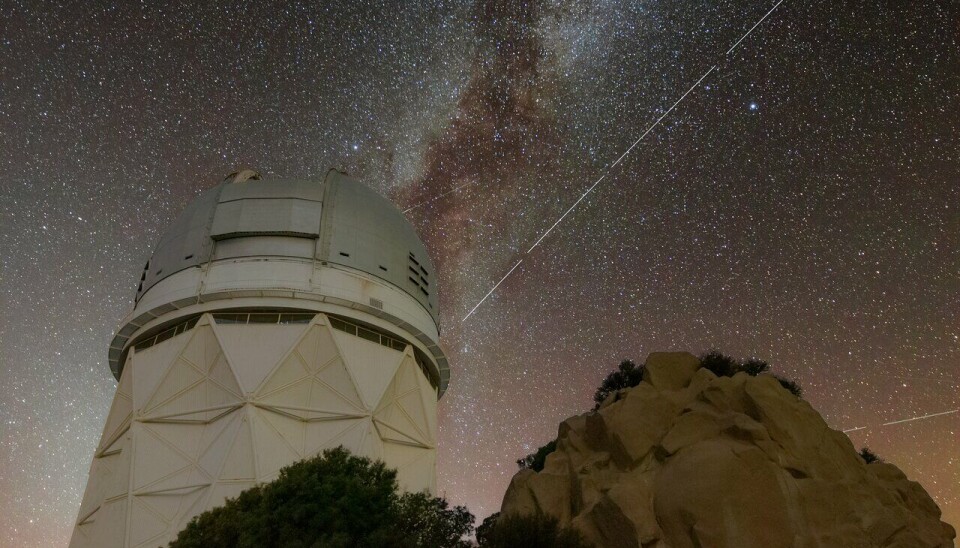 Ett spår efter Bluewalker 3. Ett observatorium och en natthimmel.
