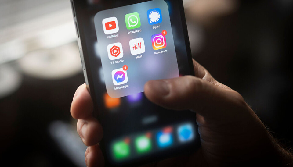 Polisen ska få ta del av privata mess – om personen som skriver är brottsmisstänkt. Den åsikten framkommer i rapporten Svenskarna och internet 2023. En smartphone av märket Iphone. På skärmen syns Whatsapp, Signal, Facebook Messenger och andra meddelandeappar.