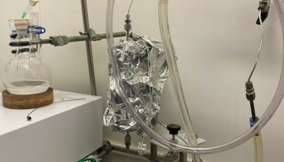 Labbuppställningen på Lunds universitet där katalysatorn (i foliepaketet) utvinner vätgas ur en bärarvätska testas.