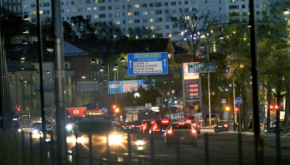 Trafik i Solna i Stockholm mörker starka ljus från bilarna