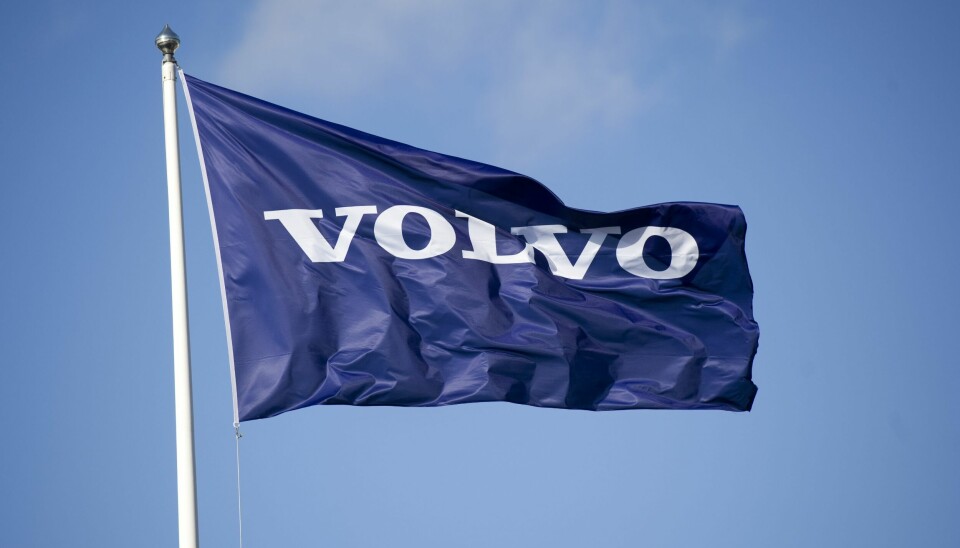 En blå flagga som det står Volvo på