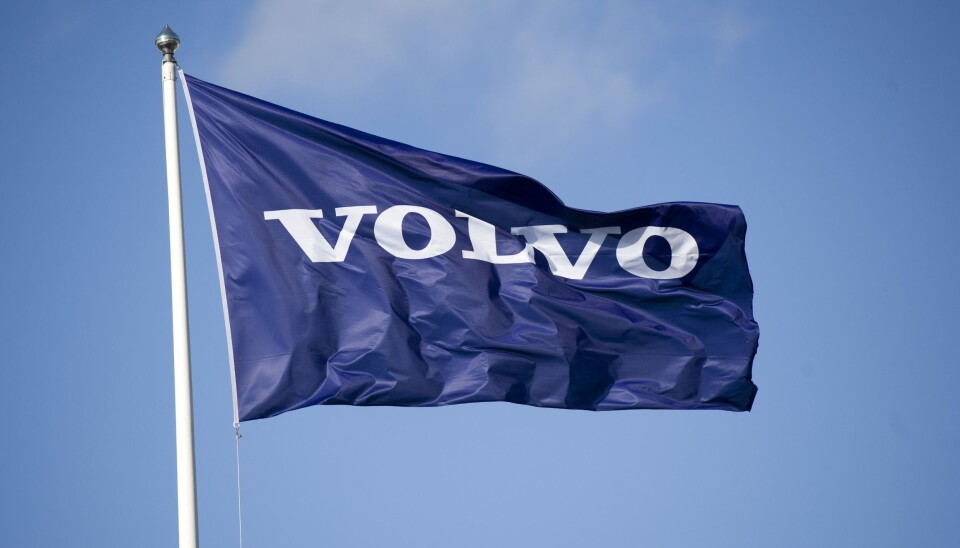 Volvo AB har höjt sin beredskap för verksamheterna i Belgien. Arkivbild. En blå flagga som det står Volvo på