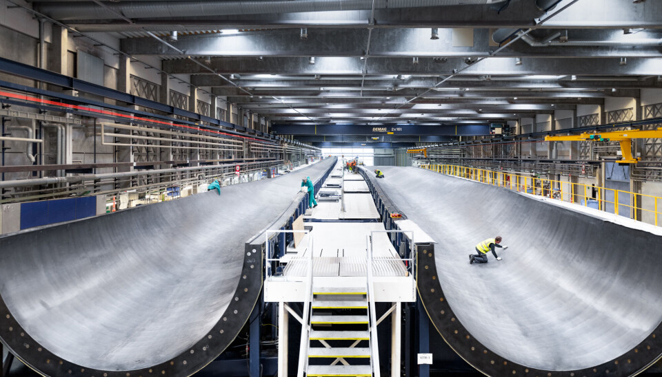 Tillverkning av rotorblad i Vestas fabrik i Nakskov i Danmark. Två delar av ett långt rotorblad syns i en fabrikslokal.