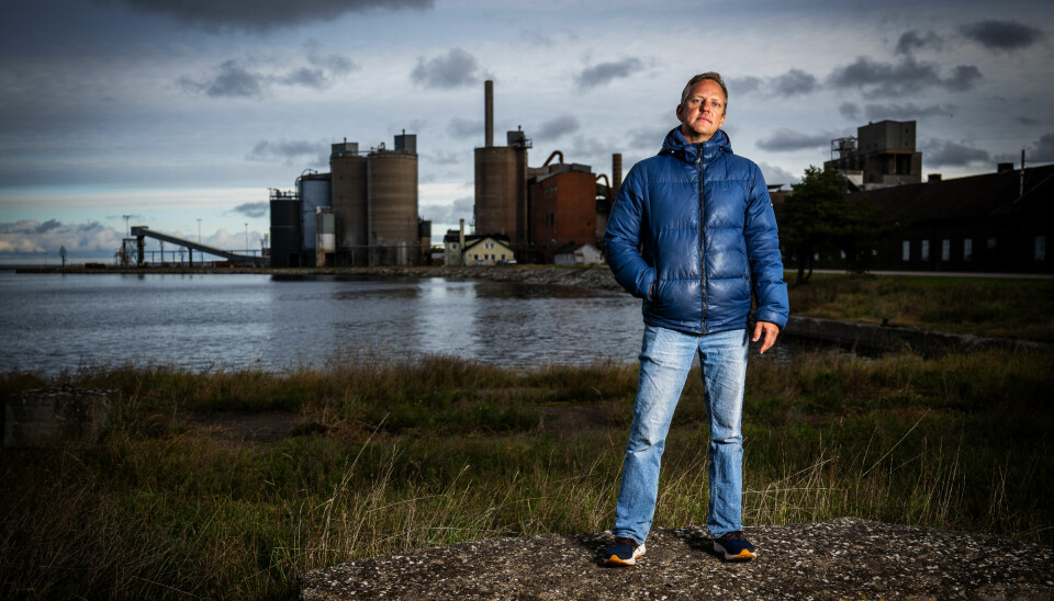 Cemvisions medgrundare Claes Kollberg som utvecklar grön cement framför Cementas forna cementfabrik i Degerhamn