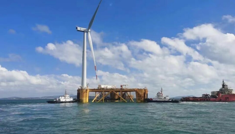 Hybridanläggningen i Kina som kombinerar vind- och solkraft samt möjlighet till fiskodling. En gul plattform med ett vindkraftverk syns i havet.