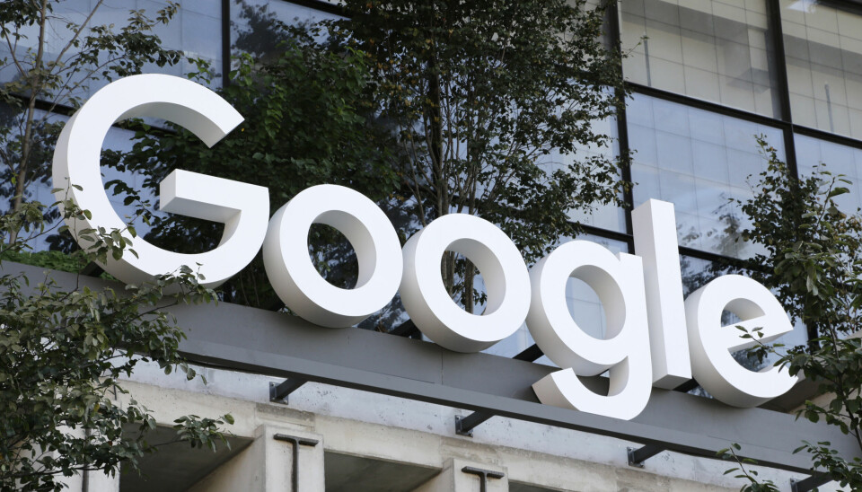 Vita bokstäver på en glasfasad, det står Google