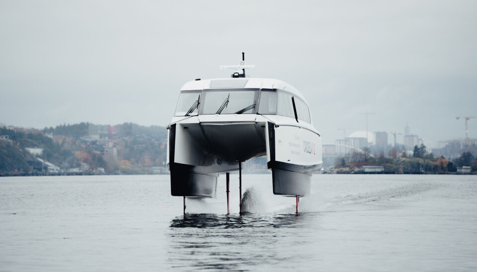 Candela P-12 vid framdrift på bärplanen. Candela P-12 vid framdrift på bärplanen.